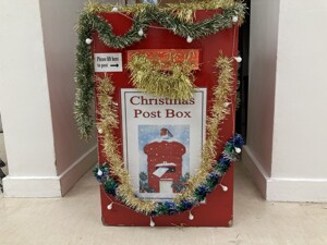 23 12 01 chrismas post box