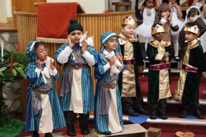 25 12 01 owls nativity 1